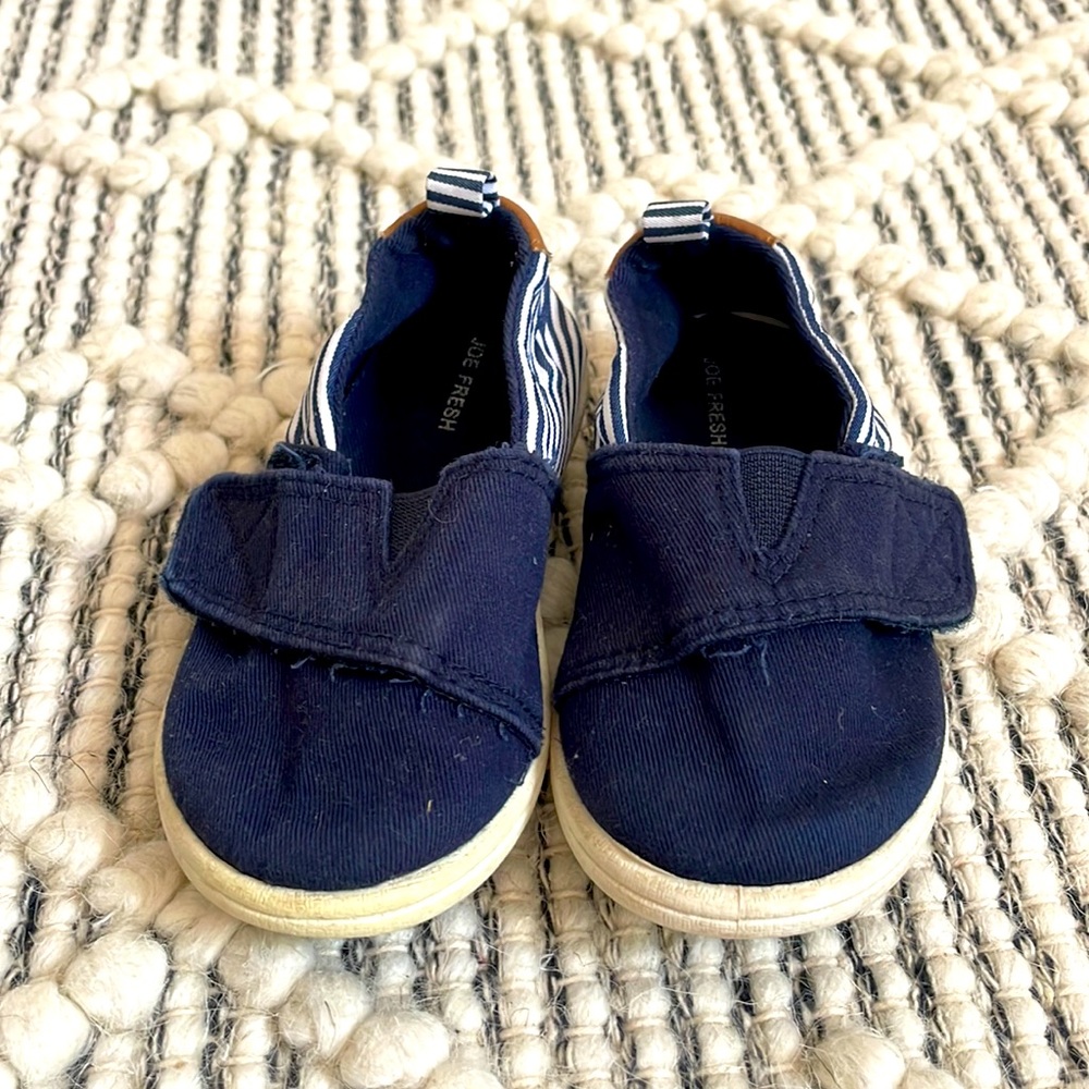 Joe Fresh kids shoes (size 6)